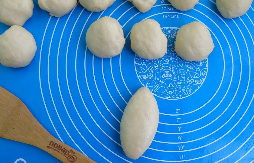 1. Этап. Пирожки с яблоками и вишней: Края лепешки соедините и сформируйте пирожок.