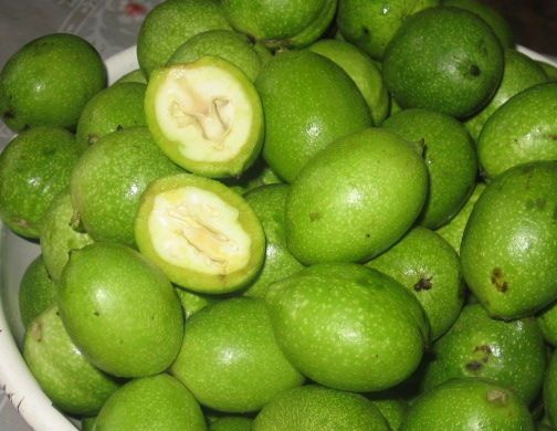 1. Этап. Варенье из зеленых грецких орехов: 1. Сбор зеленых орехов начинается в конце июня-начале июля. Такие орехи мягкие, поэтому хорошо нарезаются ножом. Моем тщательно орехи.