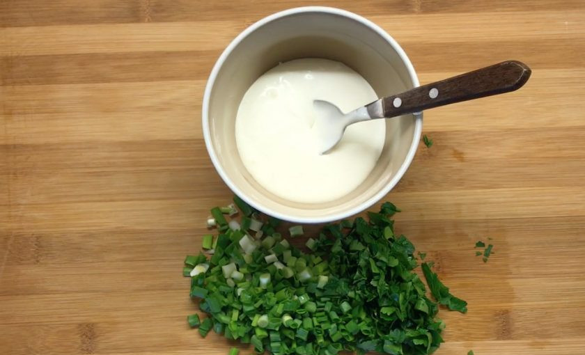 1. Этап. Бургер с курочкой: Смешайте зелень и чеснок со сметаной. Соус для бургера готов!