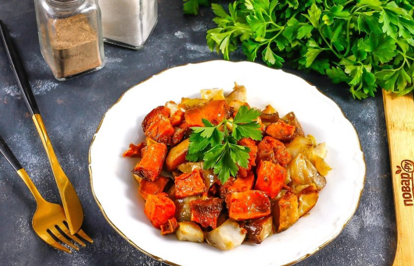 1. Этап. Тыква с овощами: Выложите готовое блюдо на тарелку или в пиалу, подайте к столу горячим, украсив свежей зеленью.