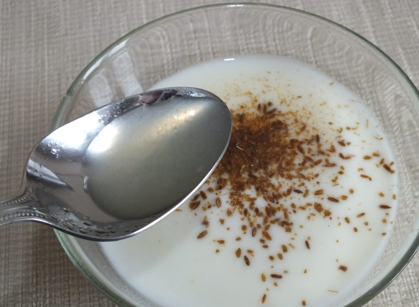 1. Этап. Соус Риата: В йогурт добавьте тмин и сок лимона.