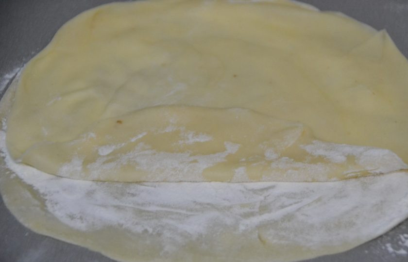 1. Этап. Яблочный пирог Вуаль невесты: Укладывайте раскатанные пласты теста друг на друга как следует пересыпав мукой.