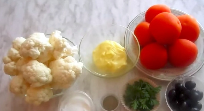 1. Этап. Интересные закуски: Первым делом подготовьте продукты, хорошо вымойте помидоры, а капусту отварите до мягкости в подсоленном кипятке.