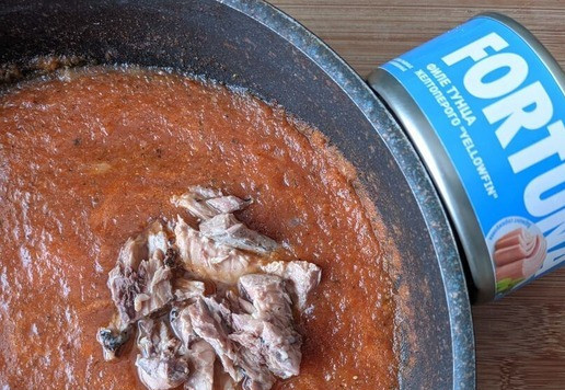 1. Этап. Ленивый томатный суп с тунцом: Кладём размятый тунец вместе с жидкостью. У меня тунец ТМ FORTUNA. Перемешиваем, доводим до кипения, варим 5 минут на среднем огне.