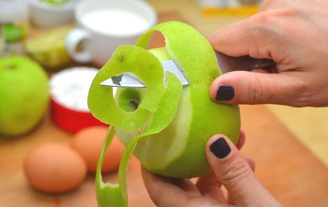 1. Этап. Немецкий яблочный панкейк: Яблоки очищаем от кожуры, удаляем сердцевину.