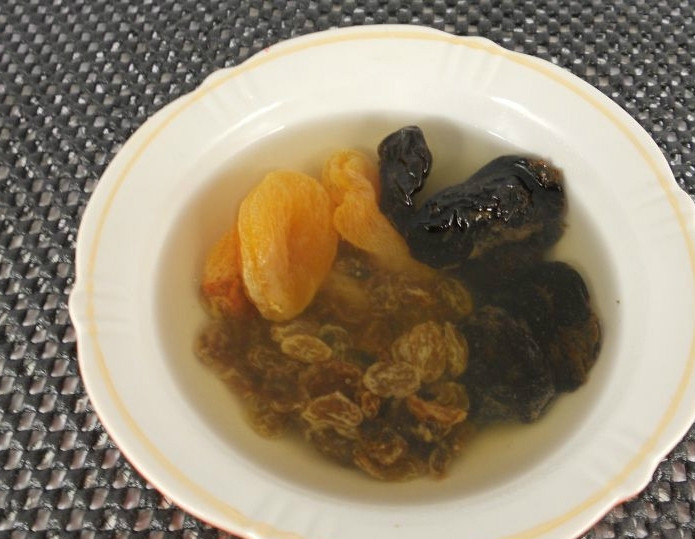 1. Этап. Оладьи с сухофруктами: Замачиваем курагу, чернослив и изюм в кипятке. Промываем их хорошенько от грязи и налета. Нарезаем курагу, чернослив и все, что вы сами захотите взять в качестве начинки для оладий, на мелкие кусочки.