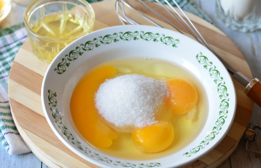 1. Этап. Пышный кулич: Всыпьте к яйцам весь оставшийся сахар.