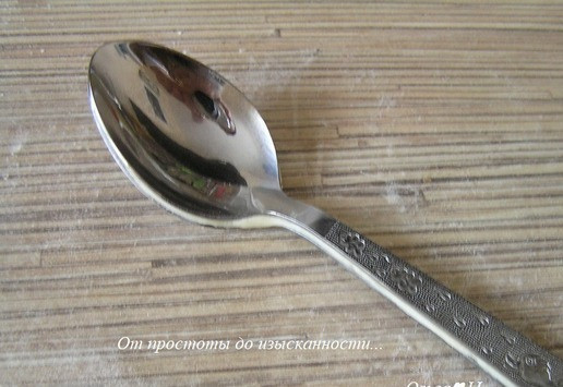 1. Этап. Вкусные ложки со свеклой и авокадо: Для равномерного выпекания на ложку с тестом положите еще одну ложку, прижмите.