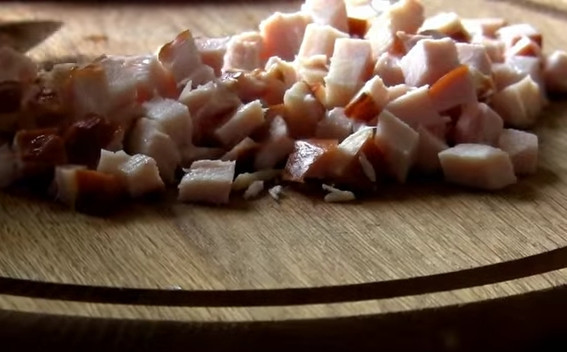 1. Этап. Слоеный салатик с курицей и киви: 2. Грудку нарежьте небольшими кубиками.