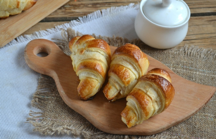 1. Этап. Круассаны из готового слоеного теста: Смажьте круассаны взбитым яйцом и выпекайте в духовке 20 минут при температуре 180 градусов.