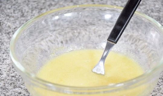 1. Этап. Печенье с фруктами: 2. Взбейте до однородности и добавьте яйца.