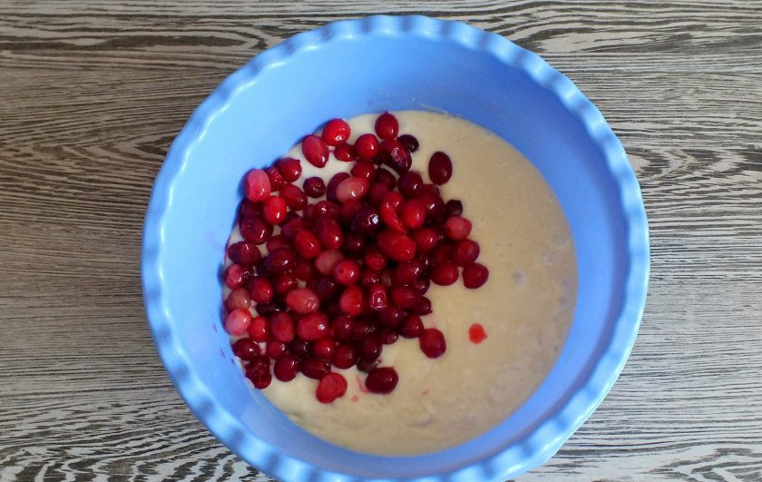 1. Этап. Кекс с клюквой на сметане: Добавьте клюкву. Аккуратно, с помощью ложки, вмешайте её в тесто.