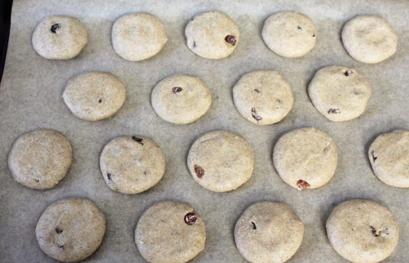 1. Этап. Печенье с изюмом из ржаной муки: Духовку разогреваем. Противень покрываем бумагой для выпечки. Делаем круглое печенье и выкладываем на противень в шахматном порядке. Выпекаем 15 минут при температуре 180-190 градусов.