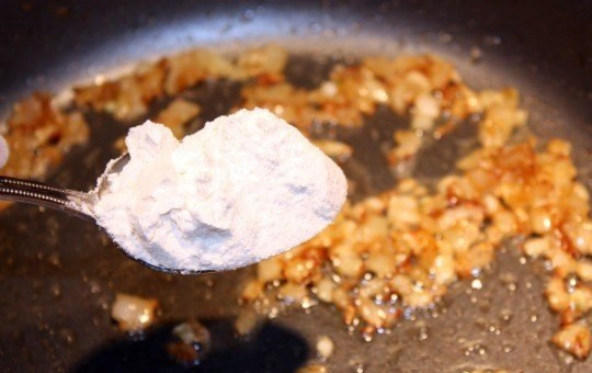 1. Этап. Грудки под сливочным соусом: 2. На отдельную сковороду отправить сливочное масло, которое нужно растопить. Очистить луковицу и чеснок. Измельчить и отправить на сковороду. Обжарить до золотистого цвета, затем всыпать муку. Постоянно помешивая, обжарить ее слегка. При желании можно также использовать грибы: будет очень вкусно.