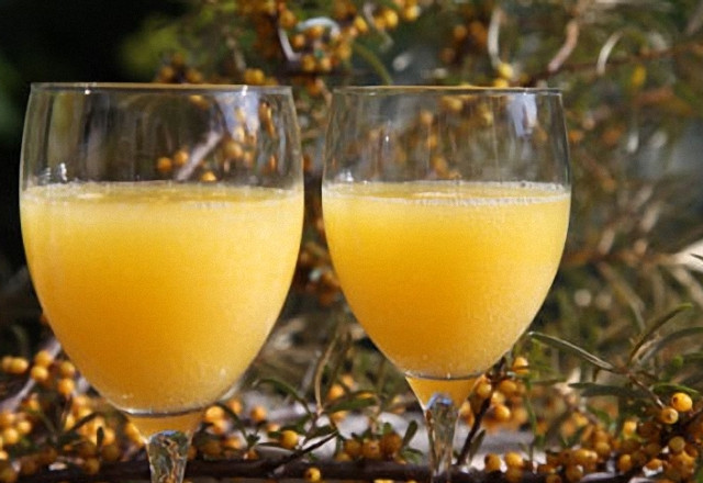 1. Этап. Домашнее вино из облепихи: Помните, чем дольше вы даете созревать вину, тем насыщеннее и вкуснее оно получается. Приятного аппетита!