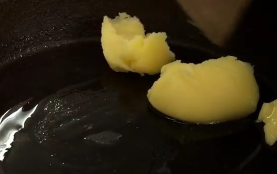 1. Этап. Цыплёнок табака (таПака): 6. Достаем нашу чугунную сковородочку, ставим её разогреваться на огонь, добавляем 2 столовые ложки топленого масла. В крайнем случае можно использовать сливочное масло.