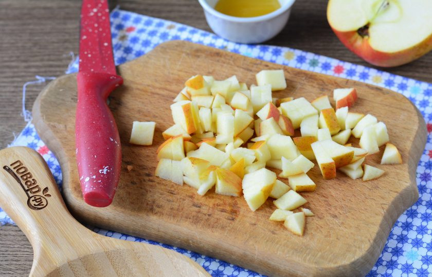 1. Этап. Каша на воде для похудения: Нарежьте яблоки небольшими кубиками.