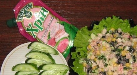 1. Этап. Салат Ольга: 2. Все порезанные овощи и мясо перекладываем в миску, заправляем майонезом и добавляем 1 столовую ложку хрена, если любите поострее, то можно больше.