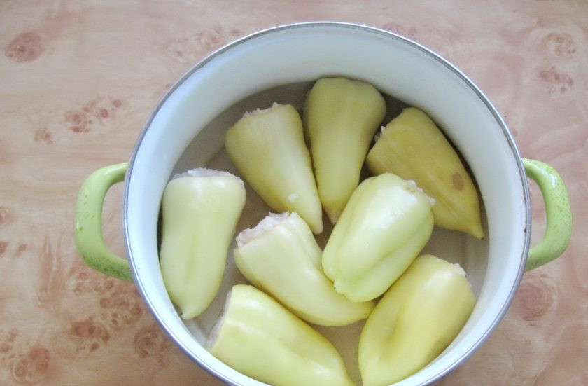 1. Этап. Фаршированный перец с курицей и капустой: Наполните перцы фаршем и выложите в кастрюлю.