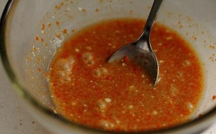 1. Этап. Фаршированные яйца фьюжн: 2. Для заправки в миске смешайте кокосовое молоко, соевый соус и одну ст.ложку лимонного сока. Хорошо перемешайте всю жидкость.