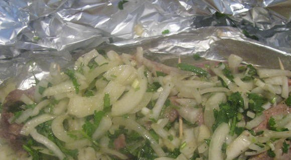 1. Этап. Говядина с маринованным луком: 3. Для маринования лука смешаем мед и уксус. В эту смесь помещаем измельченный лук и зелень. Оставим на полчаса-час, и после этого фаршируем луком 