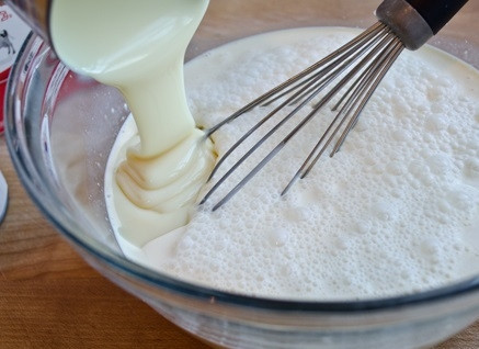 1. Этап. Крем для пропитки коржей: 1. В глубокой мисочке соедините сливки со сгущенкой. Взбейте до однородности. Если крем предполагается только для взрослых, добавьте немного рома или ликер, например.