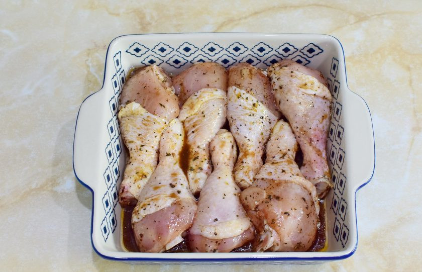 1. Этап. Курица с айвой и черносливом: Для запекания можно взять керамическую форму. Смажьте дно и бока растительным маслом. Выложите курицу и полейте оставшимся маринадом.