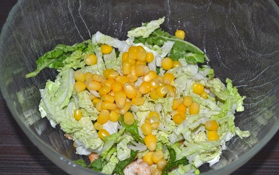 1. Этап. Салат Ревнивец: 11. Добавьте кукурузу.