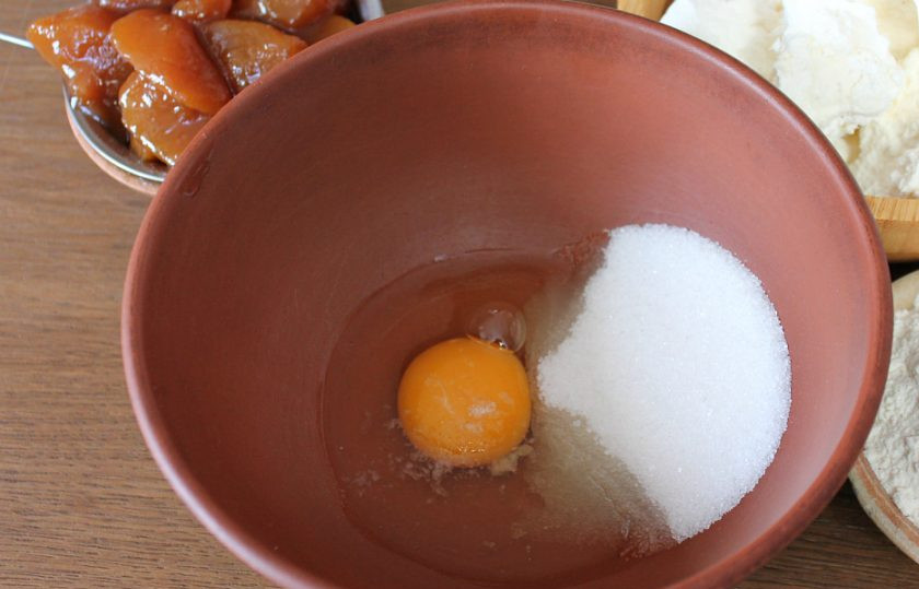 1. Этап. Творожное печенье с фруктами: Яйцо взбиваем с сахаром и щепоткой соли.