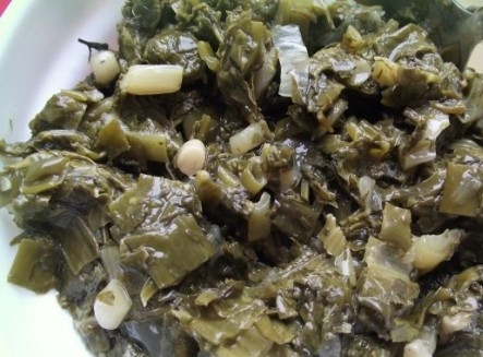 1. Этап. Щавелевый суп постный: У меня в закромах осталась одна баночка консервированного щавеля с зеленью. Добавляем в суп, немножко помешаем его. Если у вас свежий щавель и зелень, то используйте ее.