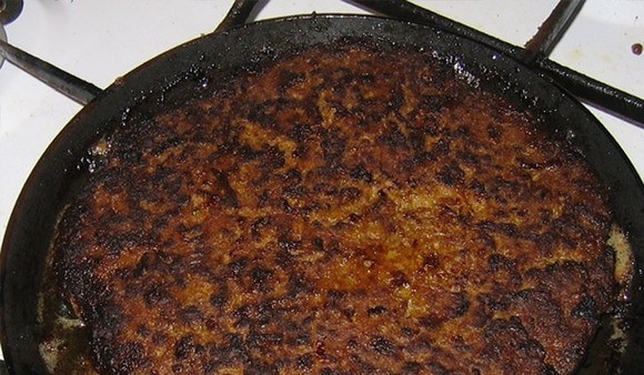 1. Этап. Печеночный торт классический: Из полученных блинчиков соберите тортик, перемазывая печеночные коржики майонезом и выкладывая на каждый слой по чуть-чуть жареного лука и морковки. Украсьте тортик по своему усмотрению. Поставьте в холодильник на пару часов, чтобы он пропитался.