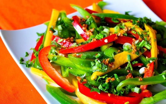 1. Этап. Салат с перцем и манго: 6. Добавьте масло с чесноком, бальзамический уксус, соль, перец, зелень. Аккуратно перемешайте и подавайте к столу. Приятного аппетита!