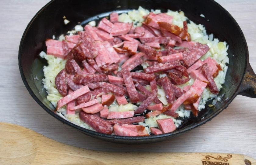 1. Этап. Суп солянка сборная мясная: Добавьте нарезанное мясо. Перемешайте и обжарьте все вместе около 3-5 минут, постоянно помешивая.