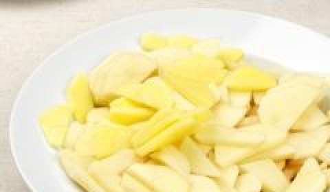 1. Этап. Жареная картошка с грибами: Картофель почистить и нарезать брусочками.