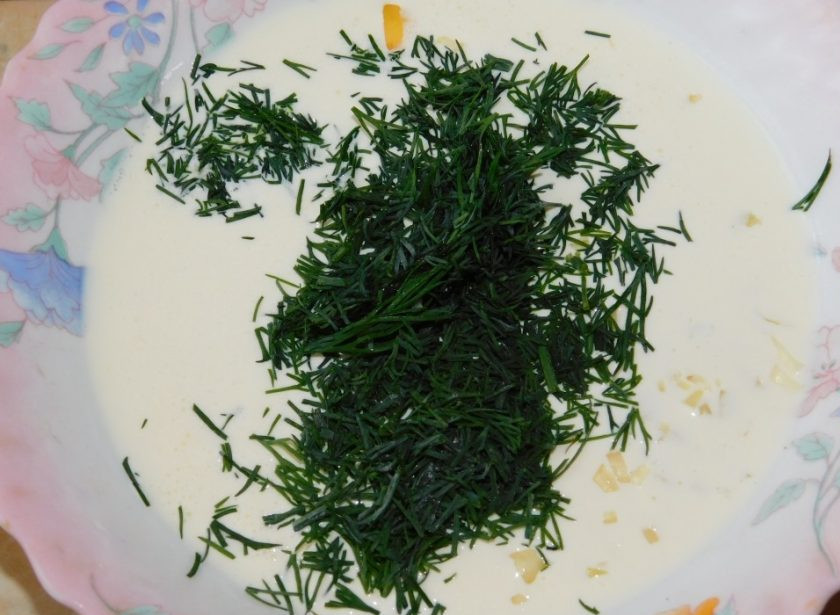 1. Этап. Жареный картофель с грибами в сливочном соусе: Отдельно смешайте сливки, мелко нарезанный укроп, чеснок и специи.