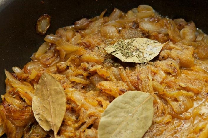 1. Этап. Классический луковый суп: 3. Добавьте вино и оставьте лук на 5-8 минут на медленном огне. Добавьте лавровый лист, тимьян с черным перцем.