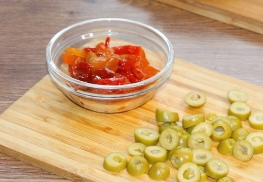 1. Этап. Авокадо, фаршированный тунцом и вяленым перцем: 7. Дольки перца нарезаем мелкими полосками, а оливки колечками. Вместо перца, можно взять вяленые томаты.