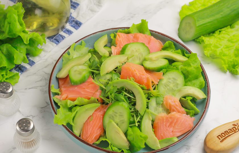 1. Этап. Салат с семгой, авокадо и огурцом: Выложите зеленую 