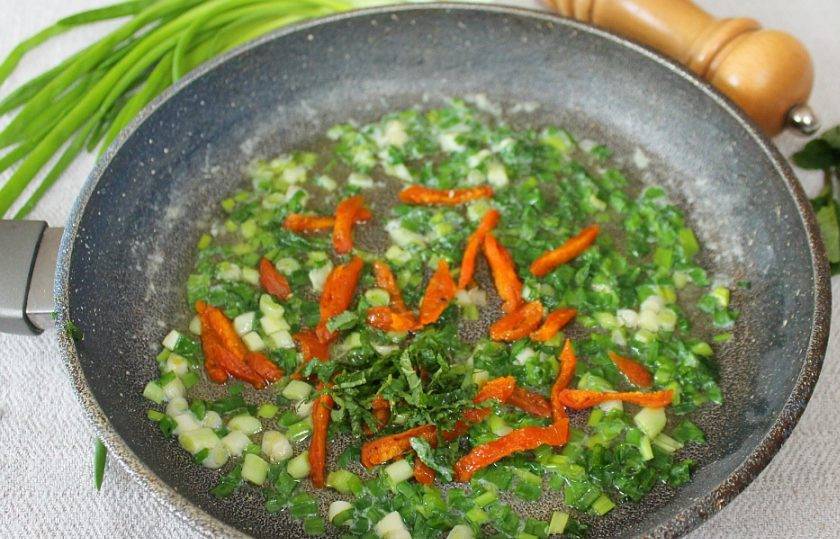 1. Этап. Булгур с фасолью: Курагу и листочки мяты нарезаем тонкими полосками и добавляем к зеленому луку.