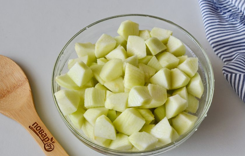 1. Этап. Варенье из яблок и лимона: Очистите яблоки от кожуры, удалите сердцевинку, порежьте небольшими кусочками.