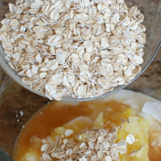 1. Этап. Мюсли по-швейцарски: Смешиваем йогурт, ванильную эссенцию, ананасы и овсянку.