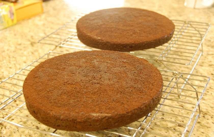 1. Этап. Очень шоколадный торт: 12. Выпекайте коржи в разогретой до 180 градусов духовке около получаса, затем переложите коржи на решетку и оставьте до остывания.