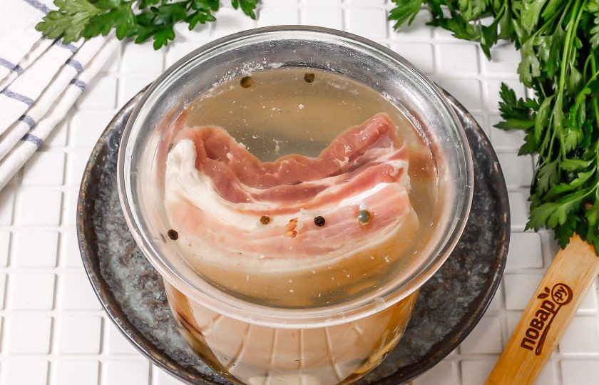 1. Этап. Пузанина в рассоле с чесноком: Спустя указанное время мясо станет слегка светлее, вымочится в рассоле.