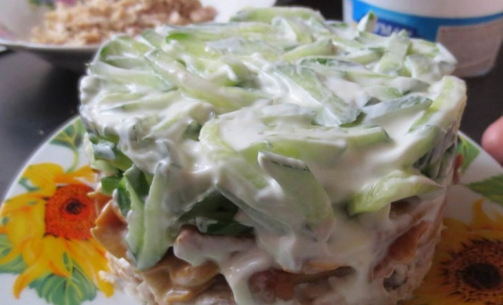 1. Этап. Салат из курицы с корейской морковью: Аккуратно убираем формочку.