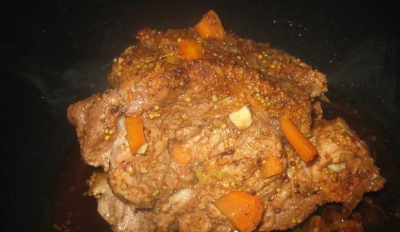 1. Этап. Буженина в скороварке: 4. Также при желании можно добавить в маринад немного горчицы. Обжарить свинину на режиме Жарка около 3-4 минут с каждой стороны. Накрыть крышкой и выбрать соответствующий режим - Тушение или Мясо. При желании на дно чаши можно добавить немного соуса.