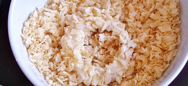 1. Этап. Луковые кольца в панировке: Картофельные чипсы измельчите в крошку, обваляйте в них лук.