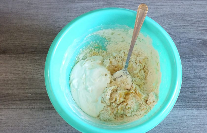 1. Этап. Печенье Румяные щечки: Добавьте сметану. Перемешайте. Замес теста начните ложкой, как только станет сложно перемешивать, месите руками.