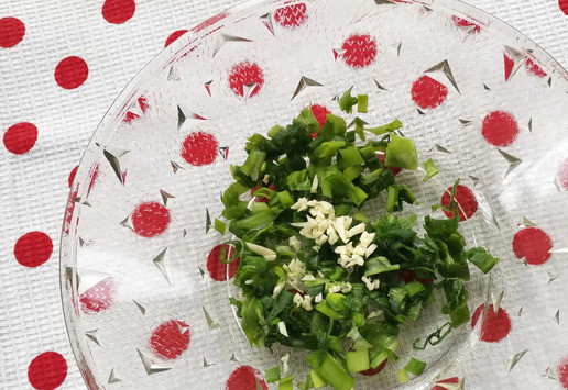 1. Этап. Салат Пылкое сердце: Чеснок измельчить удобным для Вас способом.