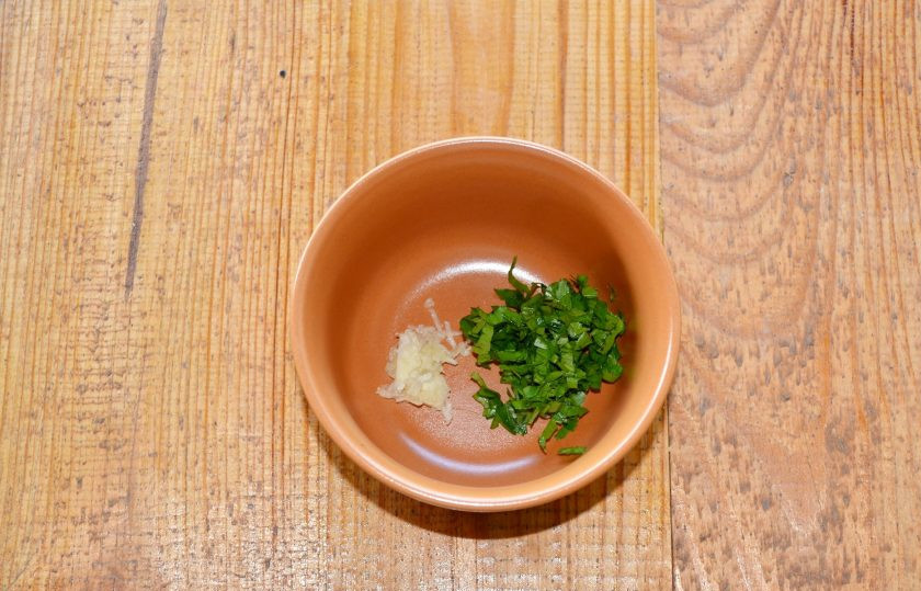 1. Этап. Шаурма на углях: Начать я рекомендую с соуса. В небольшой мисочке соедините измельченный чеснок и зелень.