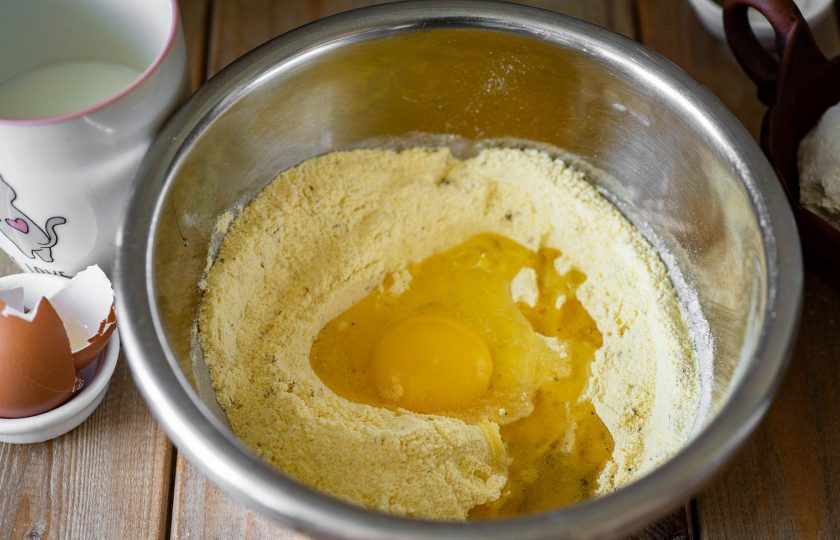 1. Этап. Кукурузные лепешки с творогом: Вбейте яйцо.